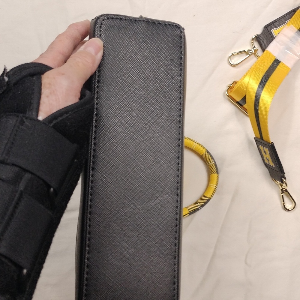 NWOT Loungefly Harry Potter Hufflepuff Purse With Cross Body Strap. - Picture 10 of 14